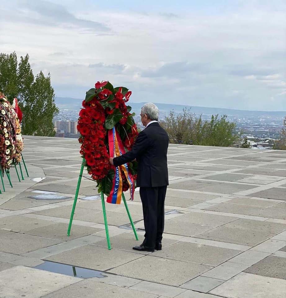 Սերժ Սարգսյանը հարգանքի տուրք է մատուցել Հայոց ցեղասպանության զոհերի հիշատակին