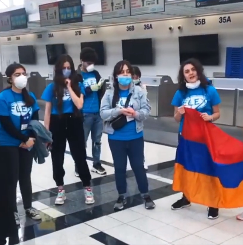 ԱՄՆ-ից Հայաստան վերադարձող հայ աշակերտները երգում են օդանավակայանում