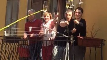 Տեսանյութ է հրապարակվել՝  ինչպես են իտալացիներն իրենց պատշգամբներից խմում հարևանության կենացը