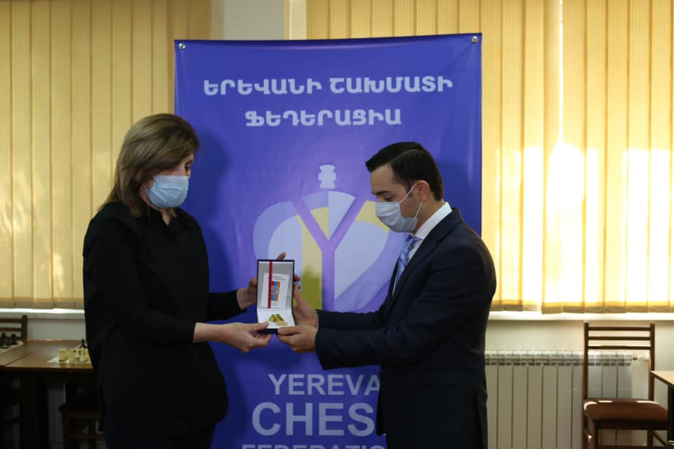 Մխիթար Հայրապետյանը մեդալ է հանձնել գրոսմայստեր Արսեն Եղիազարյանի այրուն