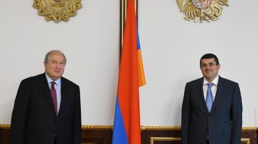 Մայիսյան եռատոնը պարտավորեցնում է ավելի ակտիվորեն ու նվիրումով մասնակցել Հայաստանն ու Արցախը հզորացնելու գործին. նախագահ Սարգսյանը շնորհավորել է Արայիկ Հարությունյանին