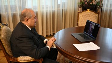 Արմեն Սարգսյանը հեռավար զրույց է ունեցել վետերան Ռոզալիա Աբգարյանի հետ