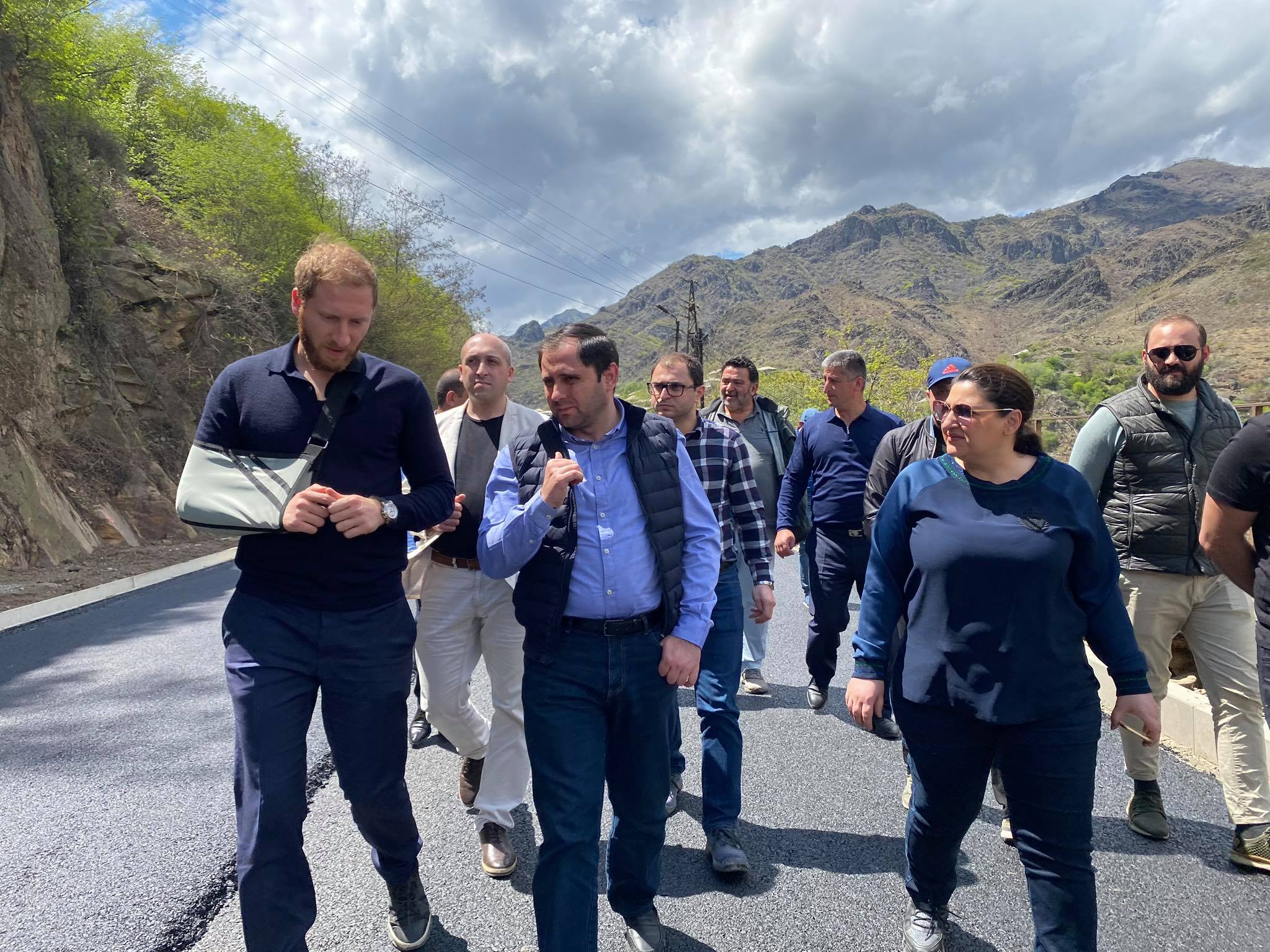 Սուրեն Պապիկյանը մարզերում հետևել է ճանապարհահատվածների շինաշխատանքներին