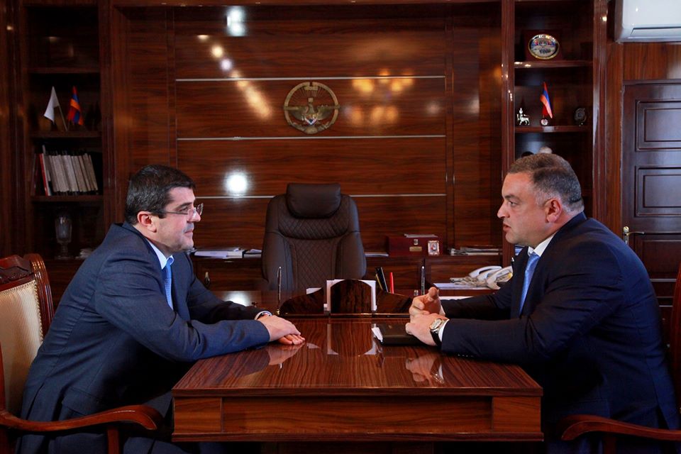 Արայիկ Հարությունյանը հանդիպել է Ստեփանակերտի քաղաքապետի հետ