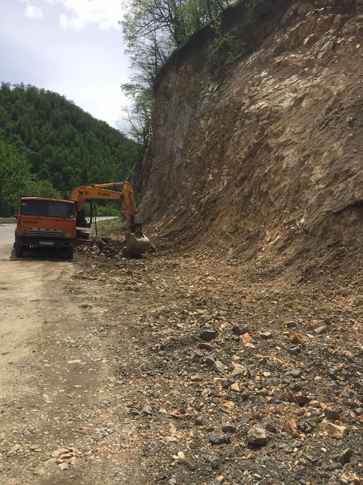 Մ-6 Վանաձոր-Ալավերդի-Վրաստանի սահման միջպետական նշանակության ավտոճանապարհը երկկողմանի երթևեկելի է