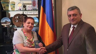 Դեսպան Հրաչյա Փոլադյանն ընդունել է ՀՀ քաղաքացիություն ստացած Խաչատուրյան ընտանիքին