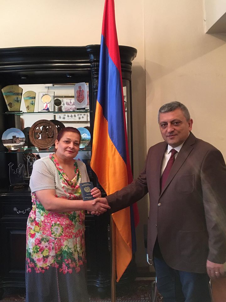 Դեսպան Հրաչյա Փոլադյանն ընդունել է ՀՀ քաղաքացիություն ստացած Խաչատուրյան ընտանիքին
