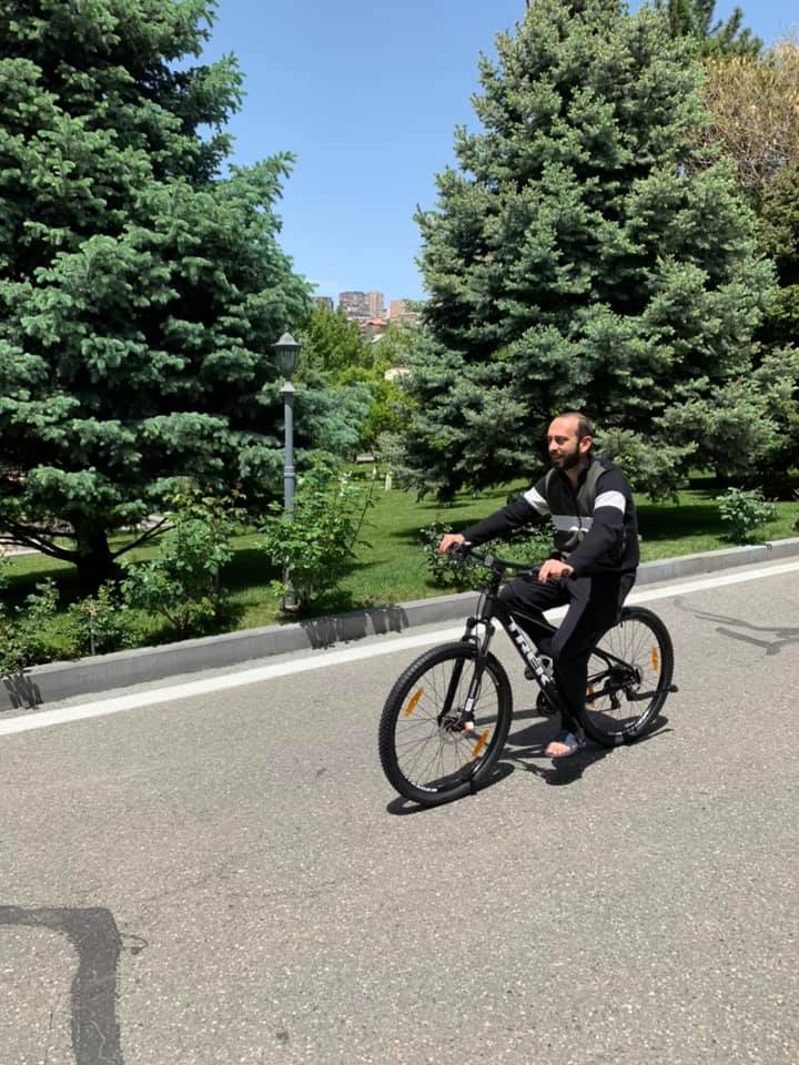 Էն, որ ավտո քշելու հավեսը Արփիի հեծանիվից ա հանում. Արարատ Միրզոյանի կնոջ գրառումը