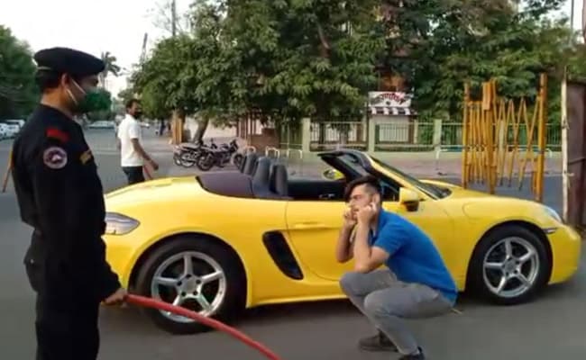 Հնդկաստանում ոստիկանները կարանտինը խախտողին որպես պատիժ ստիպել են կքանստել