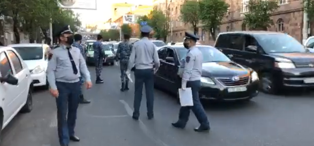 Ոստիկանությունը մայրաքաղաքի տարբեր հատվածներում տեղակայել է հսկիչ-անցակետեր