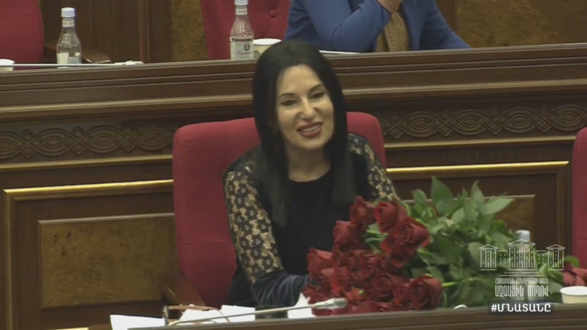 Ձեր փորձառությունը, Ձեր գեղեցկությունը այս դահլիճում թող անսպառ լինի. ԱԺ փոխնախագահը կարմիր վարդերով շնորհավորեց Նաիրա Զոհրաբյանի տարեդարձը