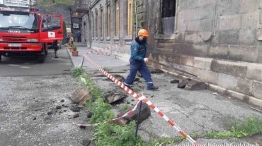 Ահազանգ է ստացվել, որ Արմավիրի գրասենյակներից մեկի շենքի արտաքին պատի քարերը թուլացել են, առկա է ընկնելու վտանգ