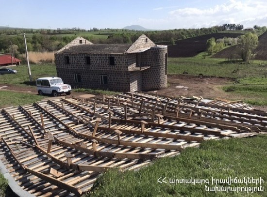 Հրազդանում քամուց պոկված տանիքը երկկողմանի փակել է ճանապարհը