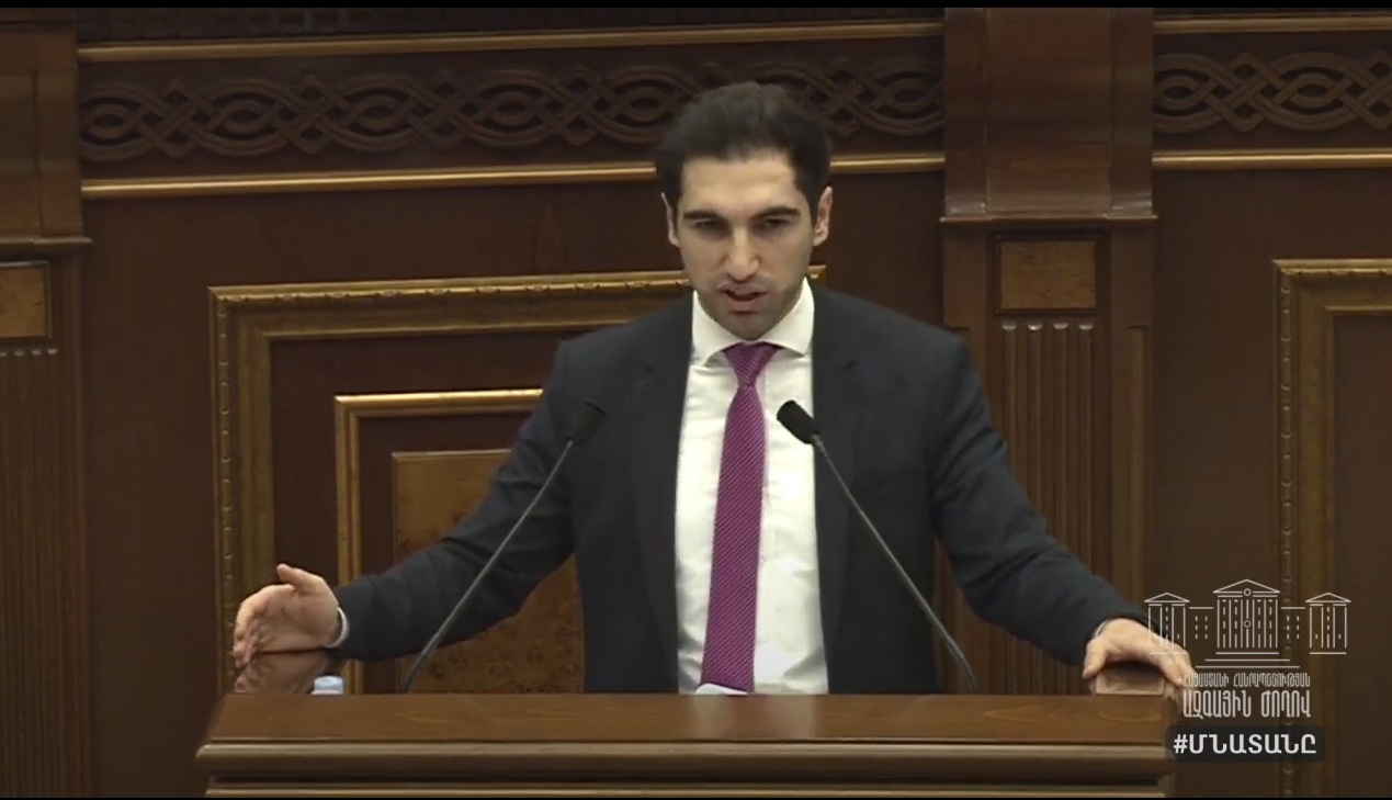 Եթե մարդիկ ճաշելիս դիմակ չեն կրում, դա տրամաբանական է և ողջամիտ. փոխնախարարը՝ պատգամավորին