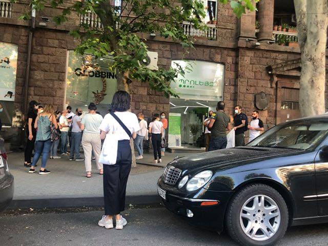 Ոստիկանությունը փորձում է կարգավորել Մաշտոցի պողոտայի Գլոբինգի հերթը․ Փաշինյանը տեսանյութ է հրապարակել