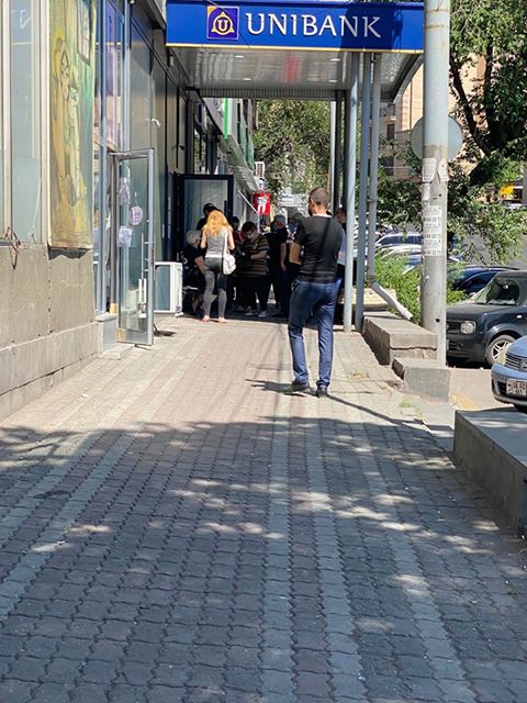 Սիրելի հայրենակիցներ, թոշակը ստանալու կամ կանխիկացնելու համար կարիք չկա հասնել բանկի մասնաճյուղեր և մասը դառնալ այսպիսի հերթերի․ Փաշինյան
