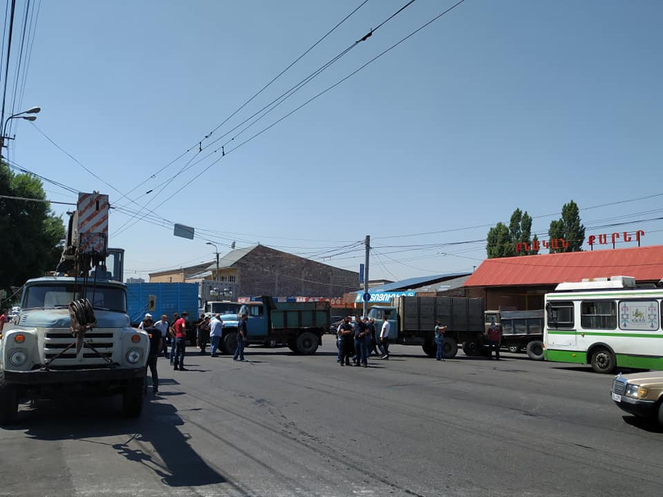 «Մուլտի Գրուպ» կոնցեռնի բեռնատարները փողոցներ են փակել