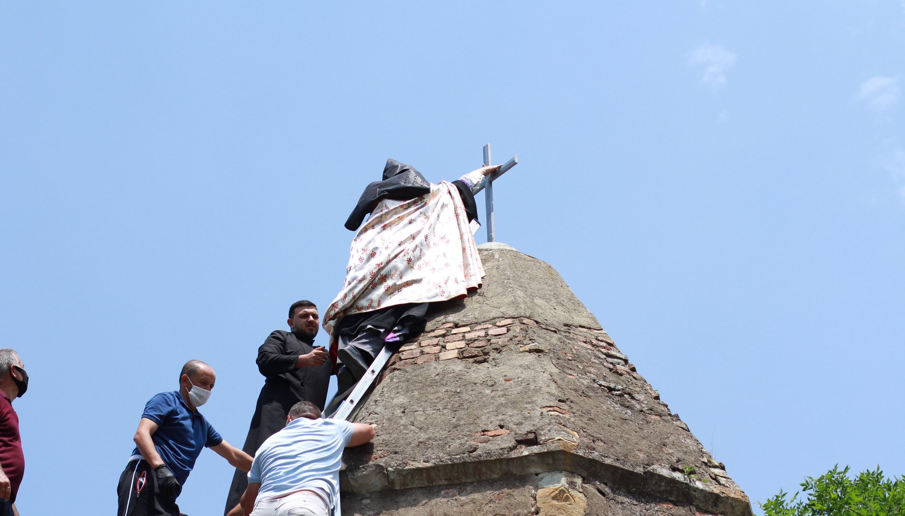 Օծվեց Դովեղի Սուրբ Սարգիս եկեղեցու գմբեթի խաչը