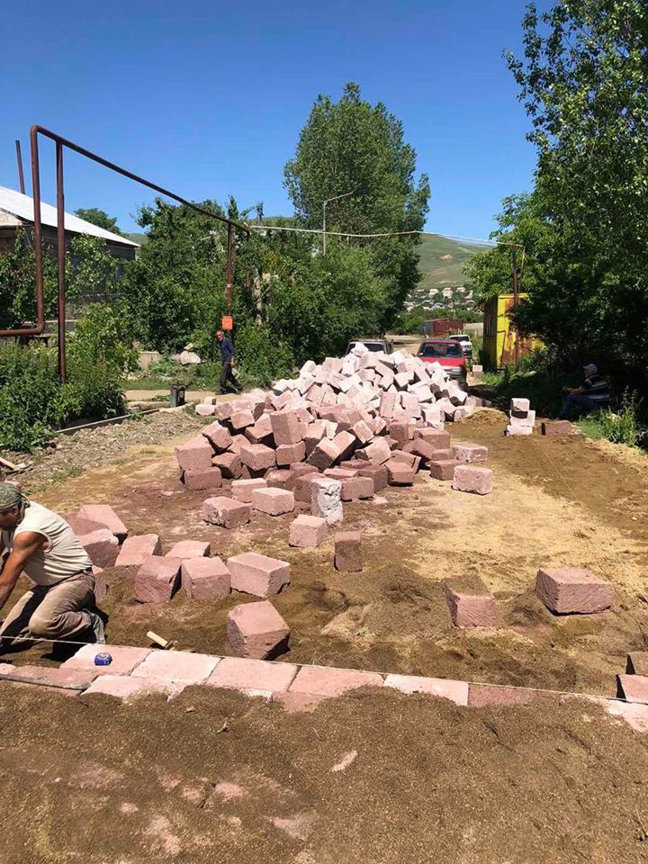 Ջրաշենի գլխավոր փողոցը վերանորոգվում է տեղական տուֆով
