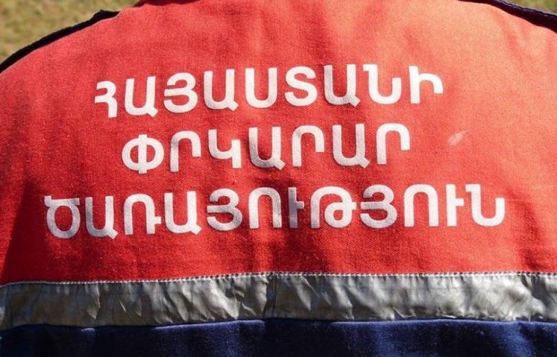 Երևանում ուժեղ քամին 2 սյուն է պոկել և գցել երթևեկելի հատված