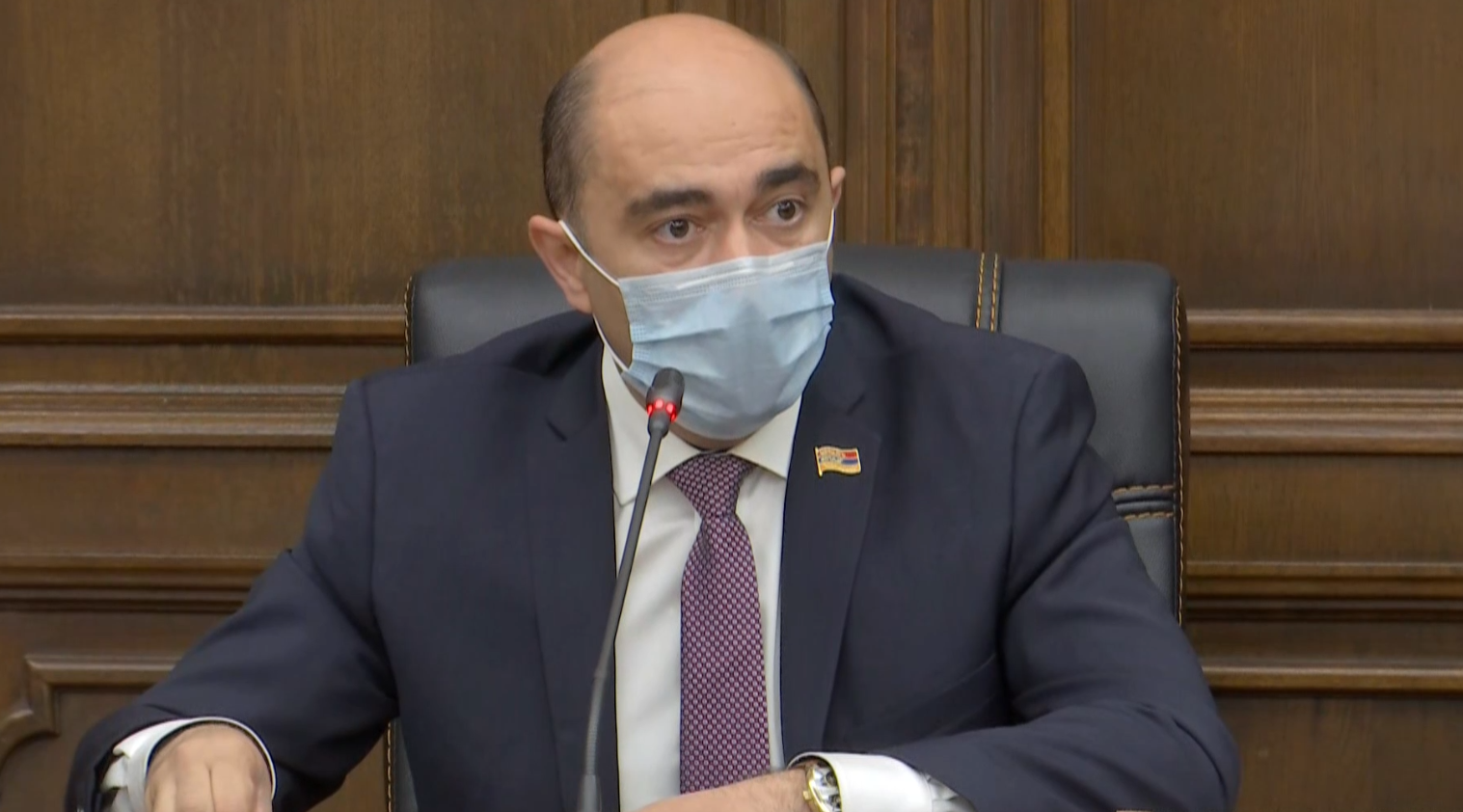 Երկու տարբերակ կա՝ կա՛մ պետք է փող տաս, որ տանը մնան, կա՛մ պետք է բացես տնտեսությունը. Մարուքյան