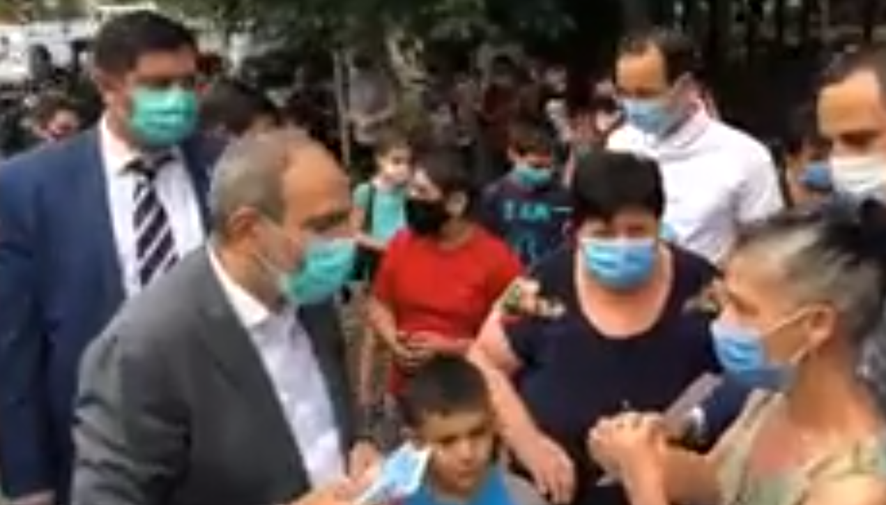 Վարչապետը դիմակ է բաժանում քաղաքացիներին