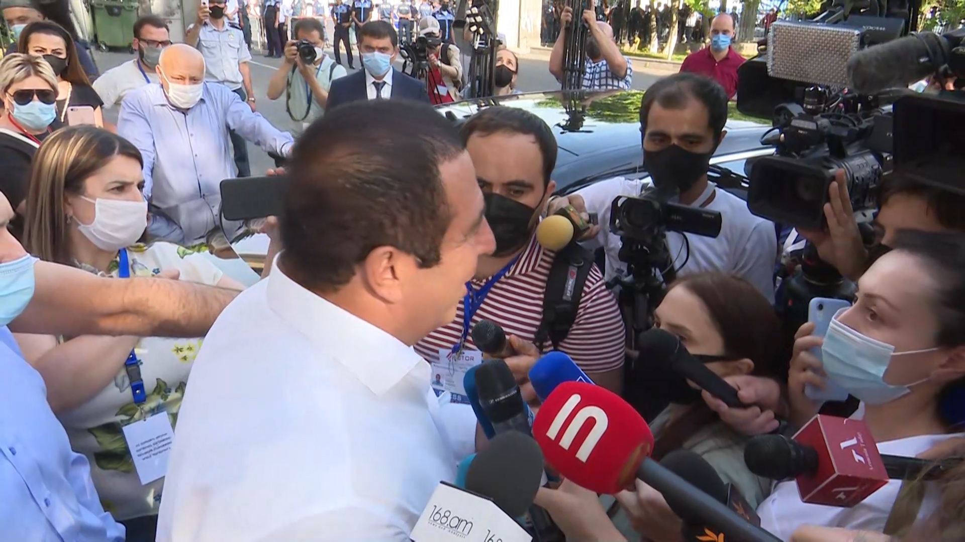 Գործը շինծու է. Գագիկ Ծառուկյանը դուրս եկավ դատարանի շենքից