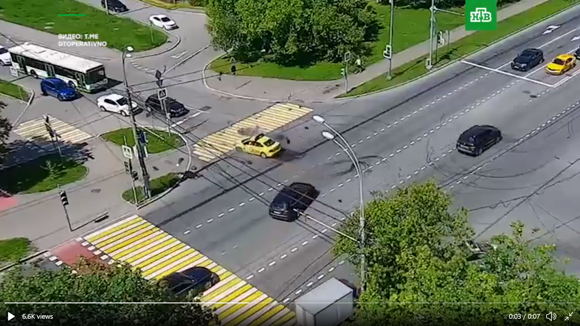 Մոսկվայում տեսախցիկները ֆիքսել են տաքսու և ոստիկանական մոտոցիկլի բախման պահը