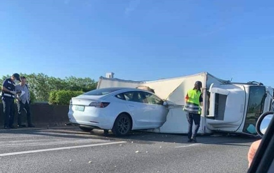 Ավտոպիլոտի ռեժիմում գտնվող Tesla-ն բախվել է կողաշրջված բեռնատարին