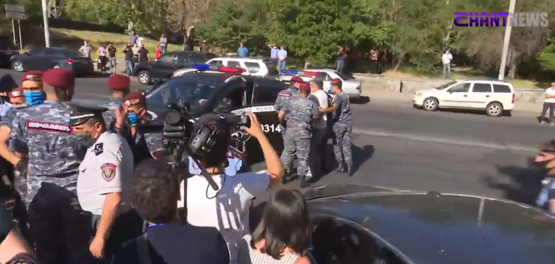 Ոստիկանները սկսեցին բերման ենթարկել հավաքի մասնակիցներին