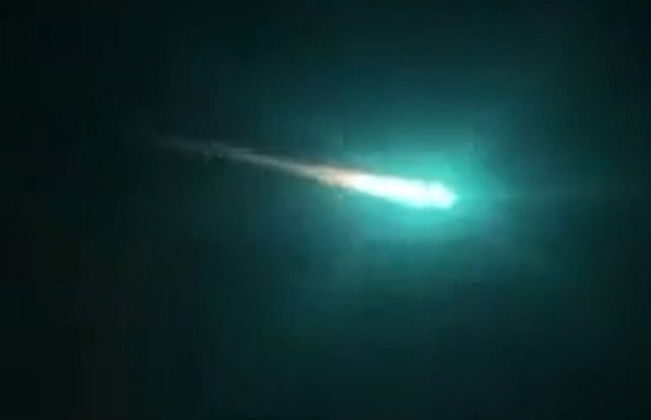Зеленое падающее с неба. Зеленый Метеор. Зеленый метеорит. Зеленый метеорит в небе. Падающий зеленый метеорит.