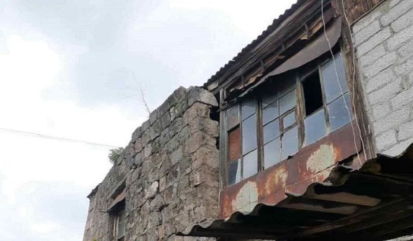 Բագրատաշենի բնակարաններից մեկի արտաքին երկշերտ տուֆե պատին առկա են ճաքեր