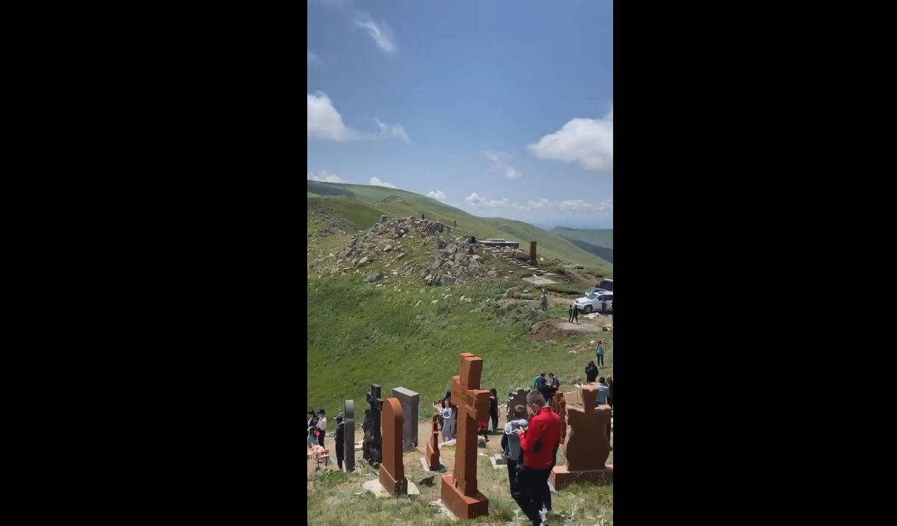 Առանց դիմակ, առանց հեռավորություն պահելու, իրար վրա … Արսեն Թորոսյանը տեսանյութ է հրապարակել