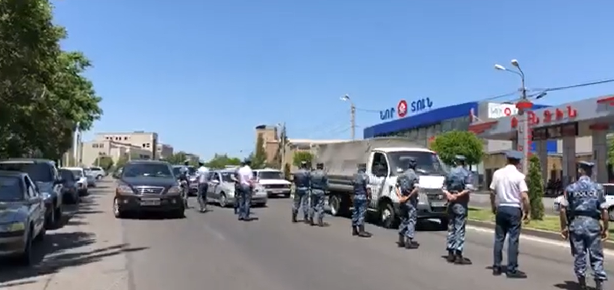 Ոստիկանությունը շարունակում է արտակարգ ռեժիմով ծառայությունը. Երևանի փողոցներում տեղակայված են հսկիչ-անցակետեր. Նոր Նորք համայնք