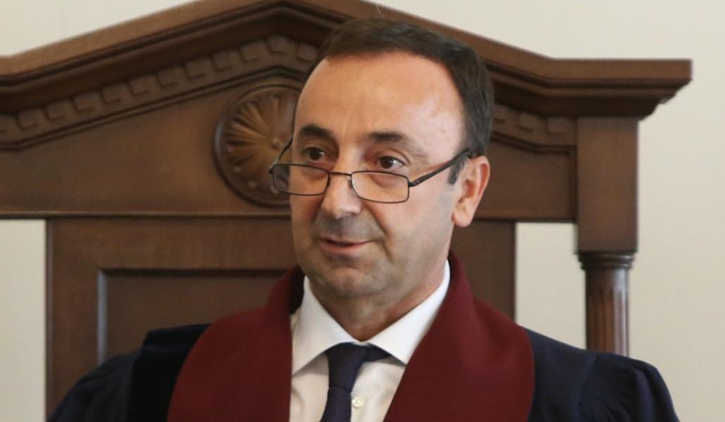 Կա իրավունքի սկզբունք՝ առոչինչ իրավական ակտերին ոչ թե անձի իրավունքն է դրանց ենթարկվել-չենթարկվելը, այլ ինքն իրավունք չունի դրան ենթարկվել. Թովմասյան