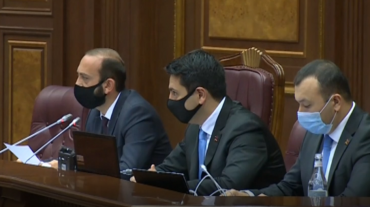Ինչպե՞ս են 8 ժամ անընդմեջ դիմակ կրում, դիմակով աշխատում ու սոցիալական հեռավորությունը պահպանում ԱԺ պատգամավորները