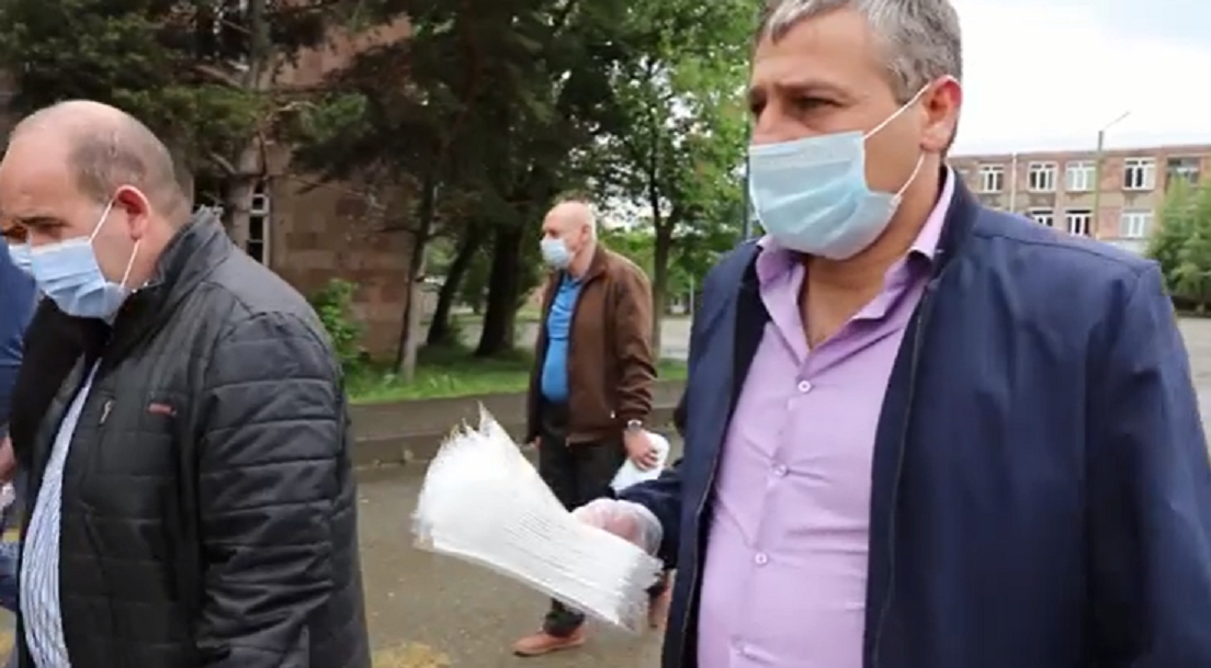 Շիրակի մարզպետն Աշոցքի բնակիչներին դիմակներ է բաժանել