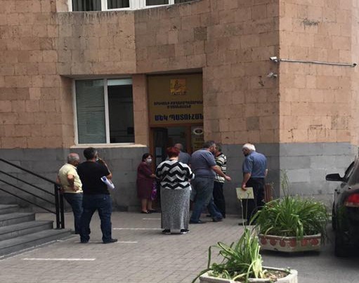 Մեկ պատուհան, միասնական վիրուս․ Փաշինյանը լուսանկարներ է հրապարակել մարդկանց կուտակման վայրերից