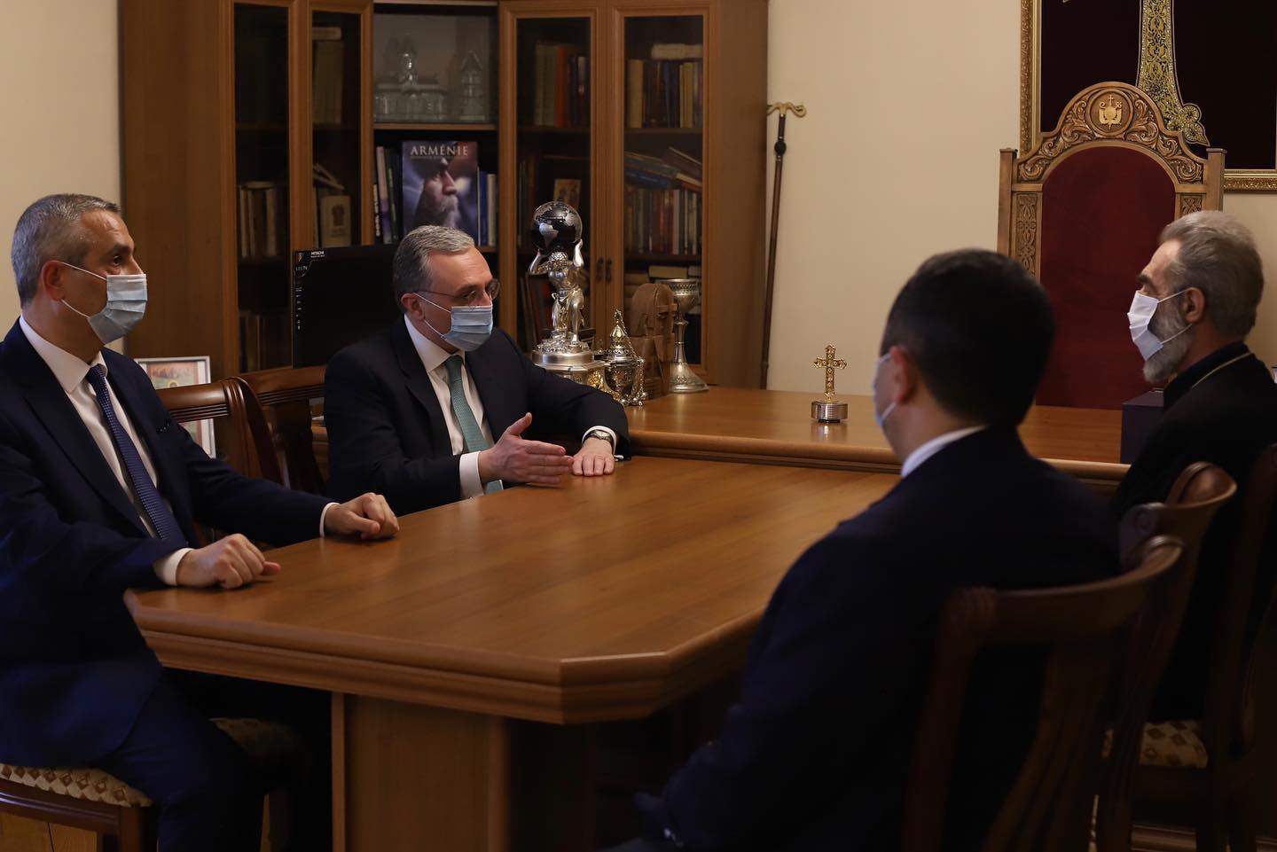 Զոհրաբ Մնացականյանը հանդիպել է Արցախի թեմի առաջնորդի հետ