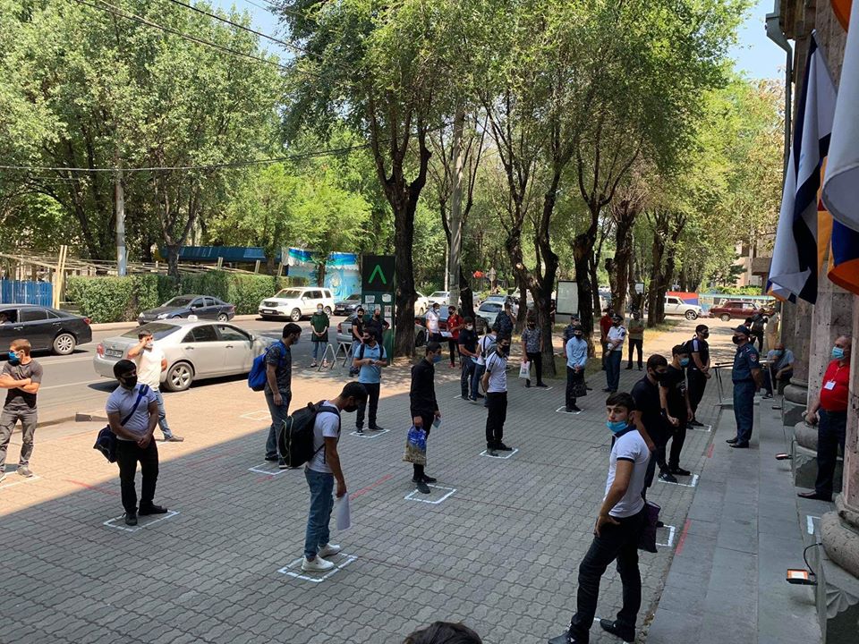 Դիմակի որակյալ կրումը դեռ խնդիր է. ԿԳՄՍ նախարարը լուսանկար է հրապարակել