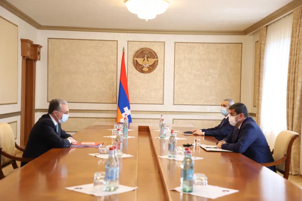Զոհրաբ Մնացականյանը հանդիպել է Արայիկ Հարությունյանի հետ