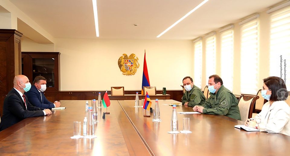 Տեղի է ունեցել ՀՀ պաշտպանության նախարարի և ՀՀ-ում Բելառուսի դեսպանի հանդիպումը