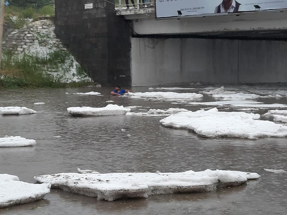 Փրկարարները Գյումրիում ռետինե նավակներ ու մեկ տասնյակից ավելի հրշեջ մեքենաներ են գործի դրել