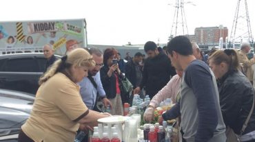 Անվճար սնունդ՝ Մոսկվայում ծիրան գնելու նպատակով հերթում կանգնած մեր հայրենակիցների համար