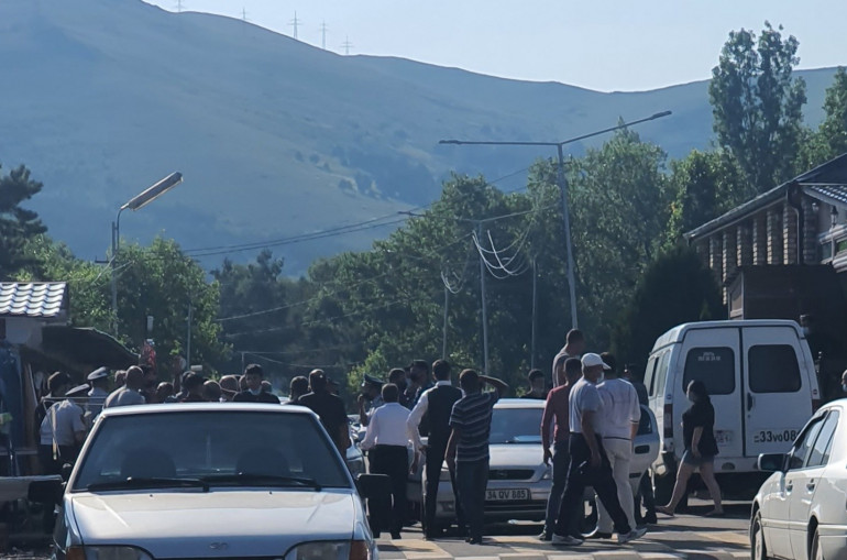 Ծեծկռտուք Սևանա լճի տարածքում՝ քաղաքացիների ու ոստիկանների միջև․ պատճառը դիմակ չդնելն է․ Tert.am