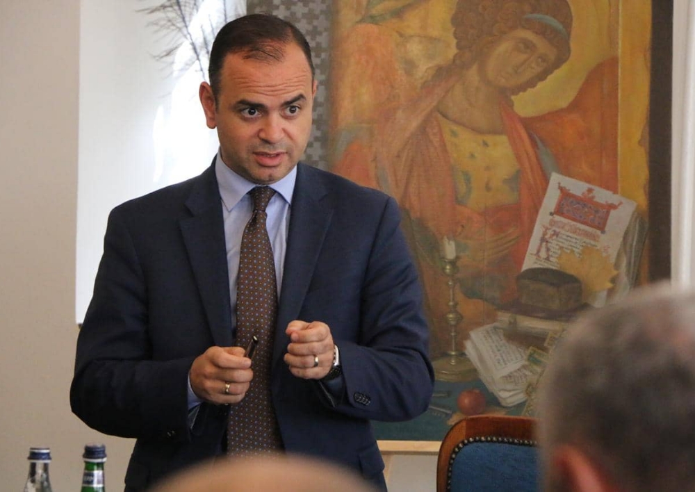 Զարեհ Սինանյանը մեկնում է արձակուրդ