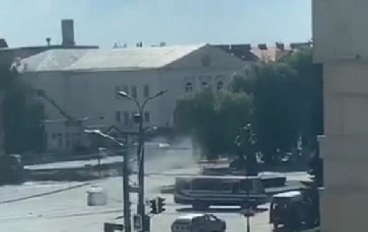 Լուցկում ավտոբուսի ուղևորներին պատանդ վերցրած տղամարդը կրակում է ոստիկանական ԱԹՍ-ի ուղղությամբ