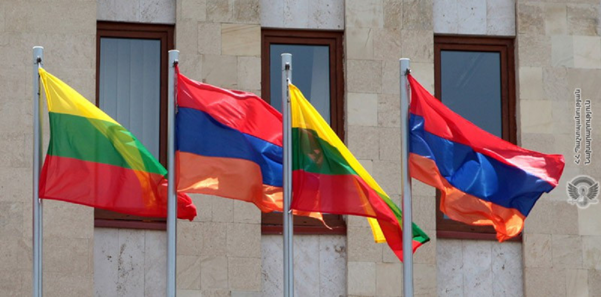 ՀՀ պաշտպանության նախարարը հեռախոսազրույց է ունեցել Լիտվայի ազգային պաշտպանության նախարարի հետ