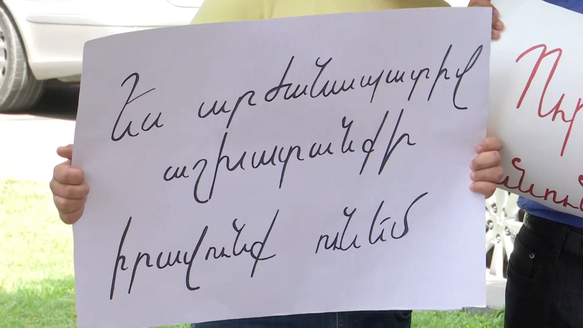 Ամուլսարի հարակից շրջանի բնակիչներն այսօր ակցիա են իրականացրել կառավարության դիմաց՝ պահանջելով վերականգնել իրենց աշխատանքի իրավունքը