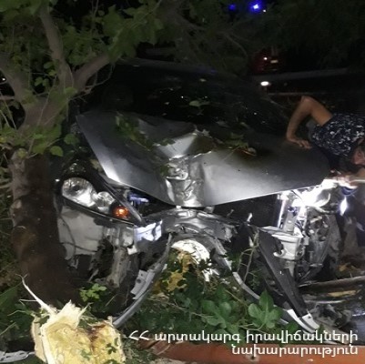 Դաշտավան գյուղի մոտ բախվել են «Mercedes»-ն ու «Mitsubishi»-ն, վերջինս էլ՝ գազատար խողովակին